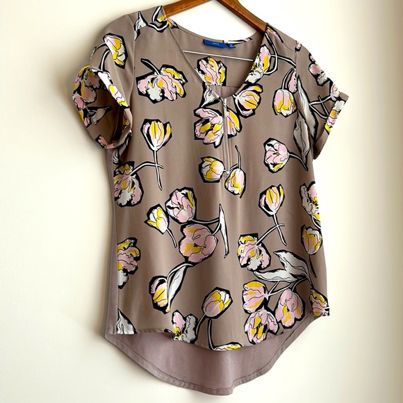 Apt. 9 Cream Tan Floral Front Zip Short Sleeved Blouse - Picture 6 of 9